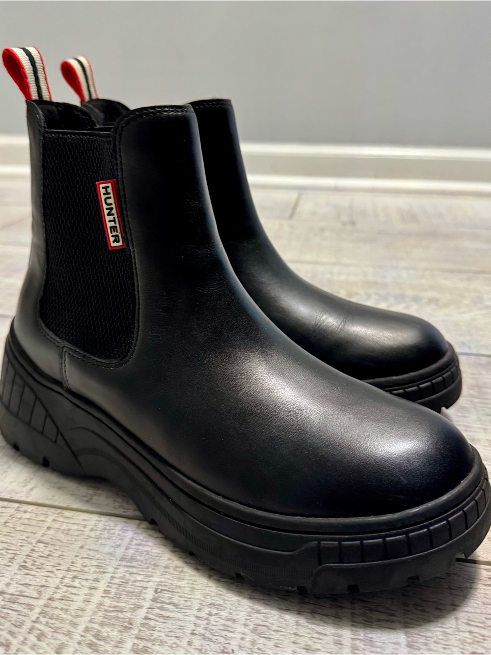Hunter Neveah Black leather boots w/Red-Trim Pull Tabs EUC tried on never used